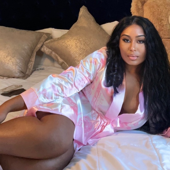 BOUTIQUE Money Printed Satin Robe - Picture 2 of 2